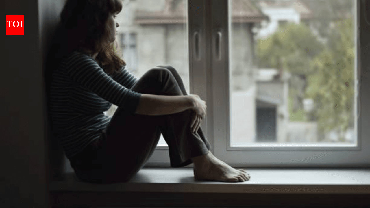 Psychology says emotionally exhausted people don't always cry — they start saying "it's fine"